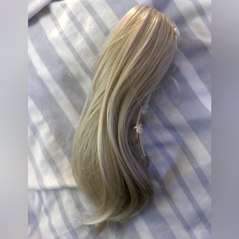 NWOT 9” butterfly clip in money blonde( cool)ponytail hair extension